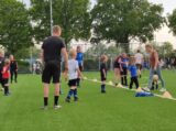 Laatste training S.K.N.W.K. JO7-1 van seizoen 2022-2023 (partijtje tegen de ouders) (17/130)